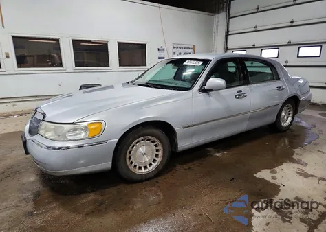 1999 Lincoln Town Car Executive from USA, damaged, VIN 1LNHM81W5XY672846